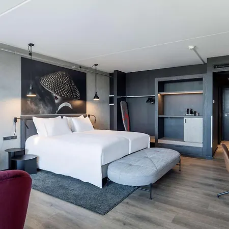 ホテル Radisson Red 4*